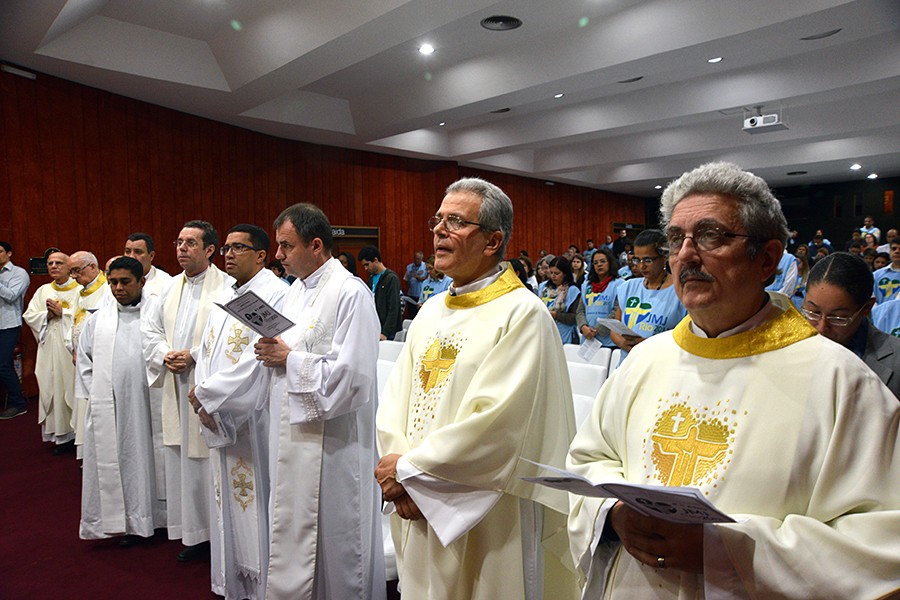 Cardeal Tempesta preside missa com colaboradores da Arquidiocese do Rio