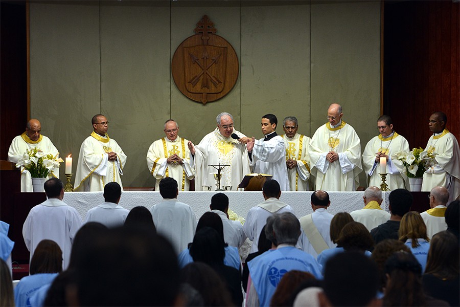 Cardeal Tempesta preside missa com colaboradores da Arquidiocese do Rio