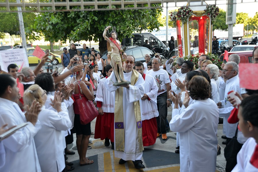 Imagem missionária de São Sebastião é acolhida na Ilha do Governador