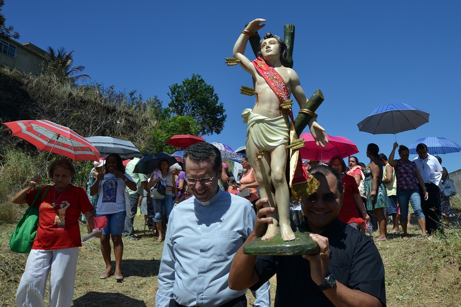 No quinto dia da Trezena, sol não desanima devotos