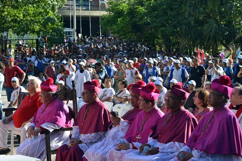 Cerca de 70 mil fiéis participam da procissão de São Sebastião 