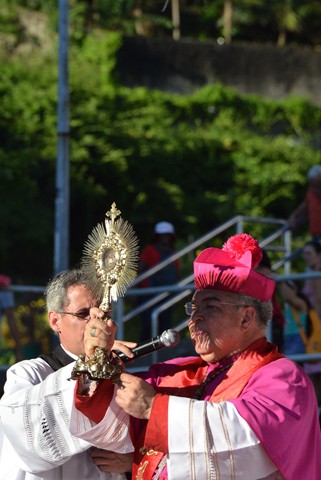 Cerca de 70 mil fiéis participam da procissão de São Sebastião 