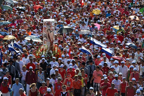 Cerca de 70 mil fiéis participam da procissão de São Sebastião 