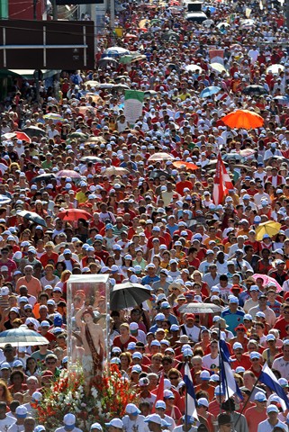 Cerca de 70 mil fiéis participam da procissão de São Sebastião 