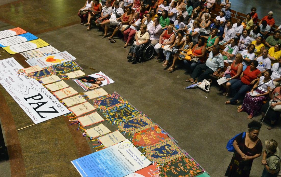 Cerca de 70 mil fiéis participam da procissão de São Sebastião 