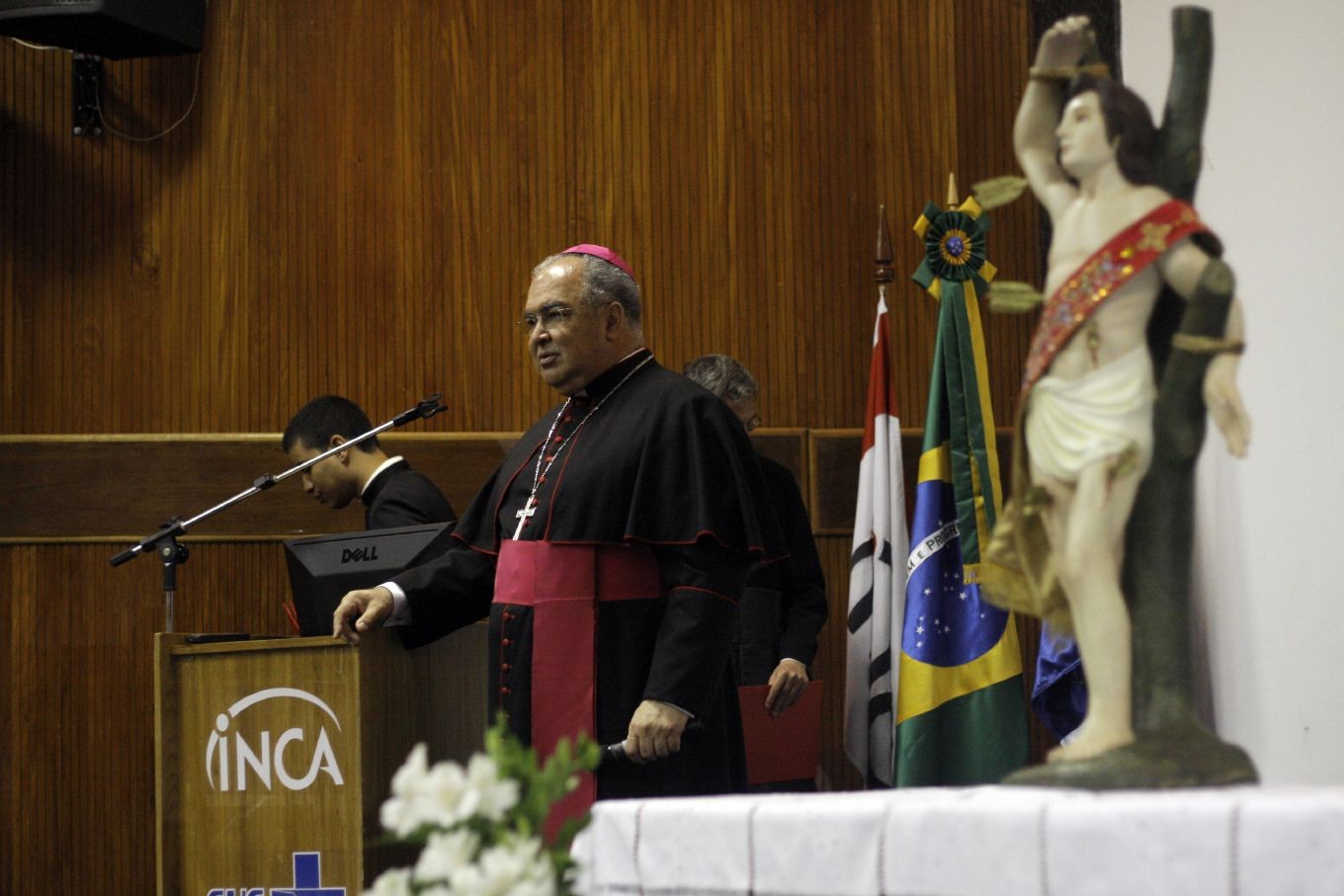 Imagem peregrina de São Sebastião leva esperança aos pacientes do INCA