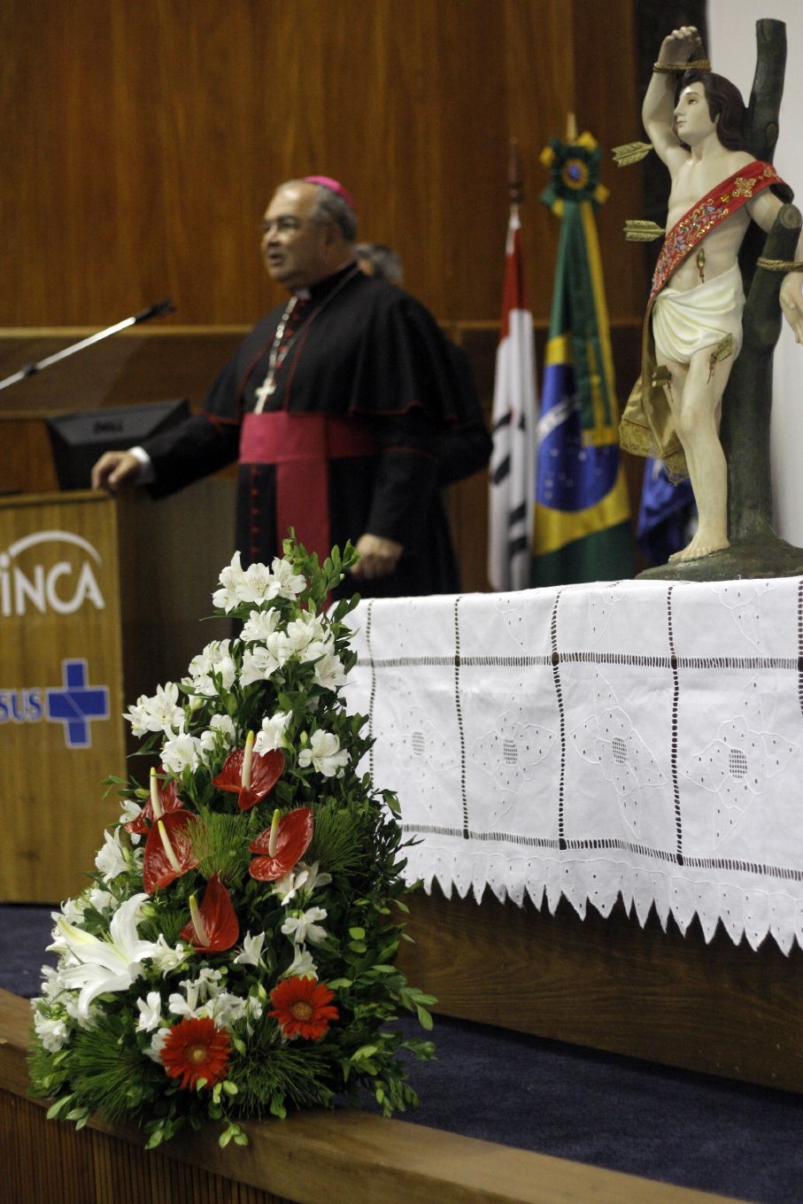 Imagem peregrina de São Sebastião leva esperança aos pacientes do INCA
