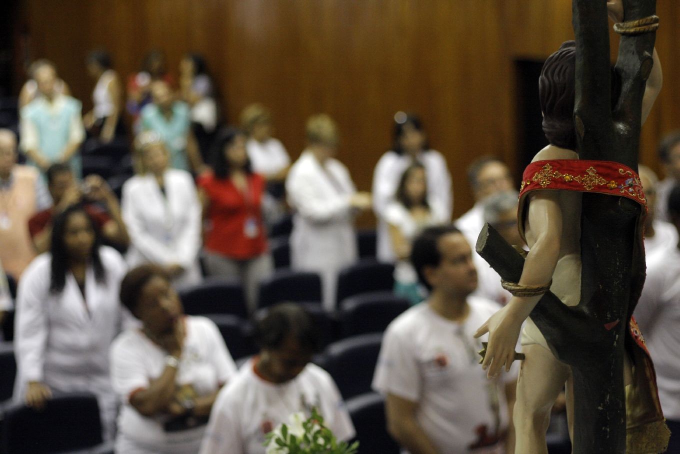 Imagem peregrina de São Sebastião leva esperança aos pacientes do INCA