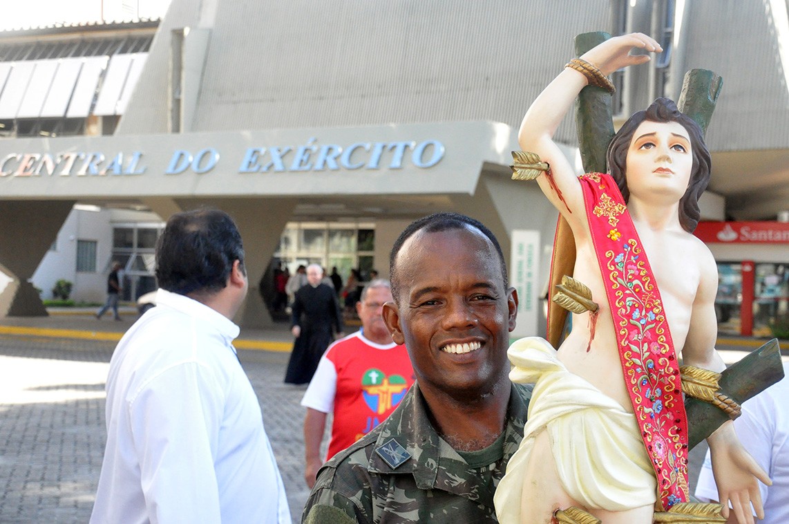 São Sebastião leva esperança aos pacientes do Hospital Central do Exército