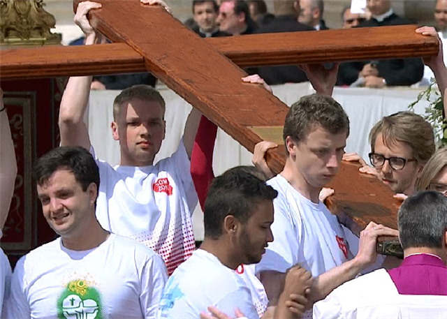 Ângelus: jovens brasileiros entregam símbolos da JMJ