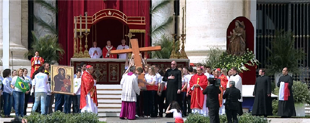 Ângelus: jovens brasileiros entregam símbolos da JMJ