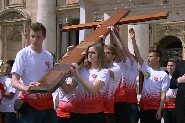 Ângelus: jovens brasileiros entregam símbolos da JMJ