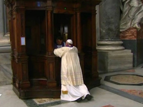 Papa dá o exemplo e se confessa na Basílica de São Pedro / Arqrio Papa dá o exemplo e se confessa na Basílica de São Pedro / Arqrio