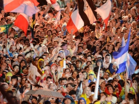 Papa Francisco aos jovens: “a fé de vocês é mais forte que o frio e a chuva” / Arqrio Papa Francisco aos jovens: “a fé de vocês é mais forte que o frio e a chuva” / Arqrio