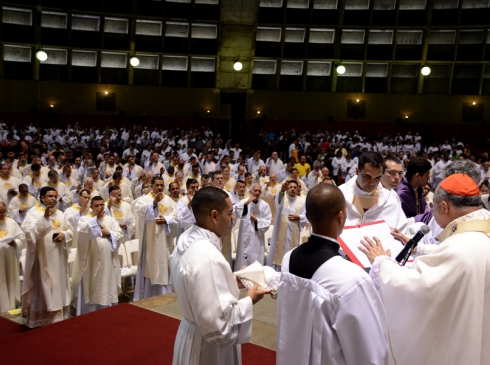Mensagem aos sacerdotes: Ano da Caridade no tríduo pascal / Arqrio