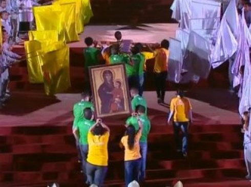 Jovens dos cinco continentes rezam terço missionário na abertura da JMJ Rio2013 / Arqrio Jovens dos cinco continentes rezam terço missionário na abertura da JMJ Rio2013 / Arqrio