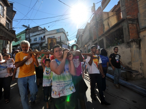 Símbolos da JMJ levam esperança aos Complexos da Penha e do Alemão / Arqrio Símbolos da JMJ levam esperança aos Complexos da Penha e do Alemão / Arqrio